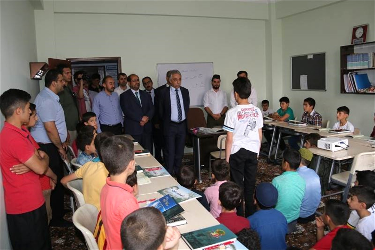 Hakkari Valisi Toprak Kur\'an Kursu Öğrencilerini Ziyaret Etti