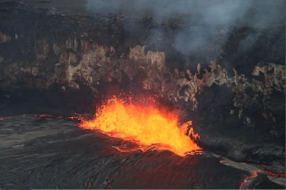 Hawai ve Guetamala\'daki Yanardağlardan Lav ve Kül Manzaraları