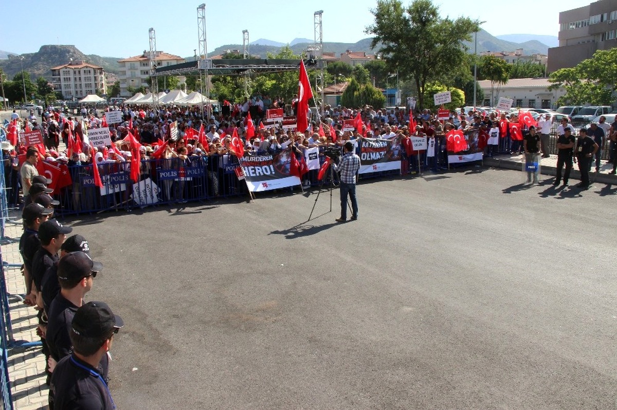 Hero\' Tişörtüne \'Traitor\' Tişörtü ile Karşılık Verdiler