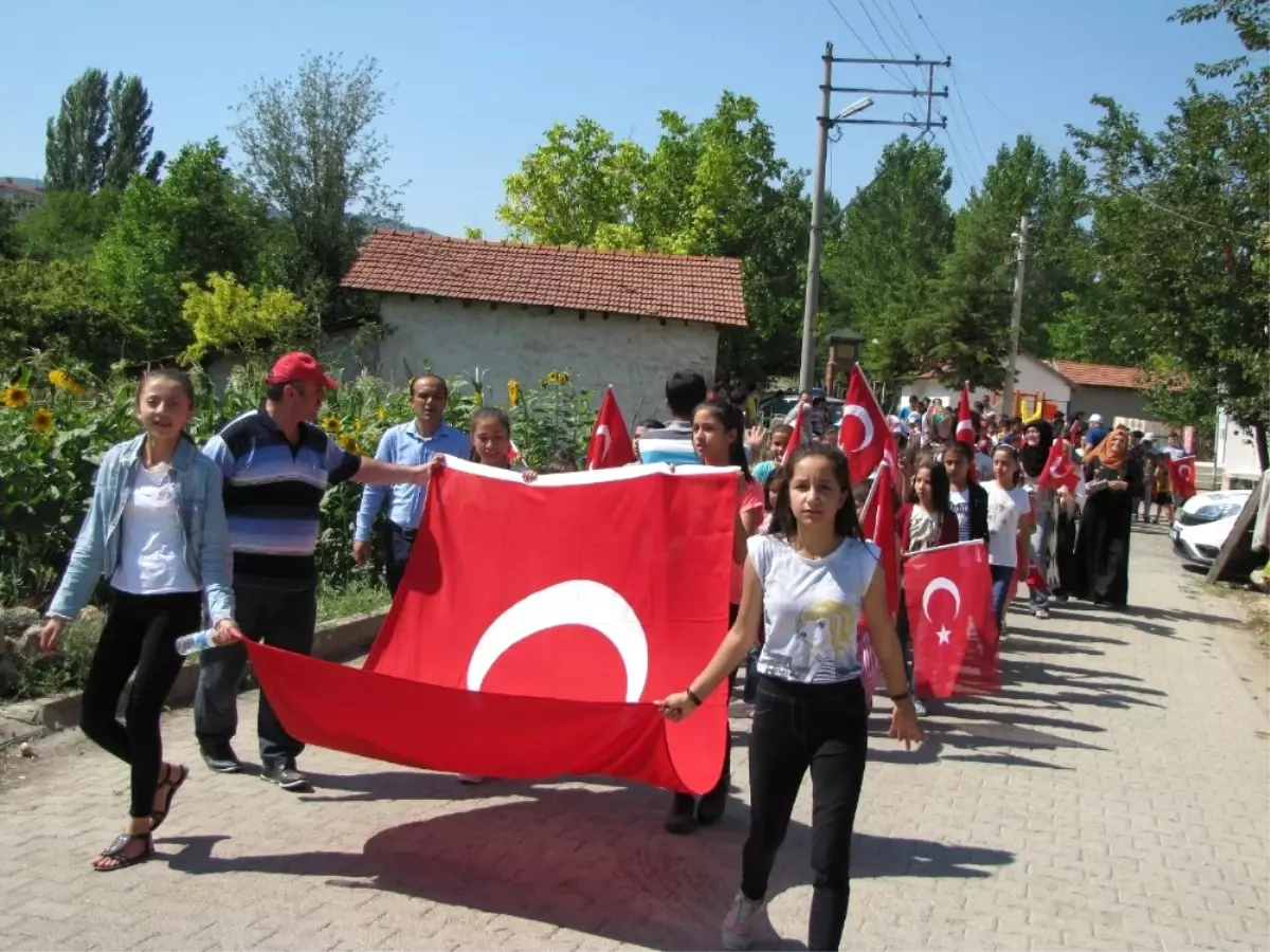 Hisarcık\'ta Kur\'an Kursu Öğrencileri Şehitler İçin Yürüdü