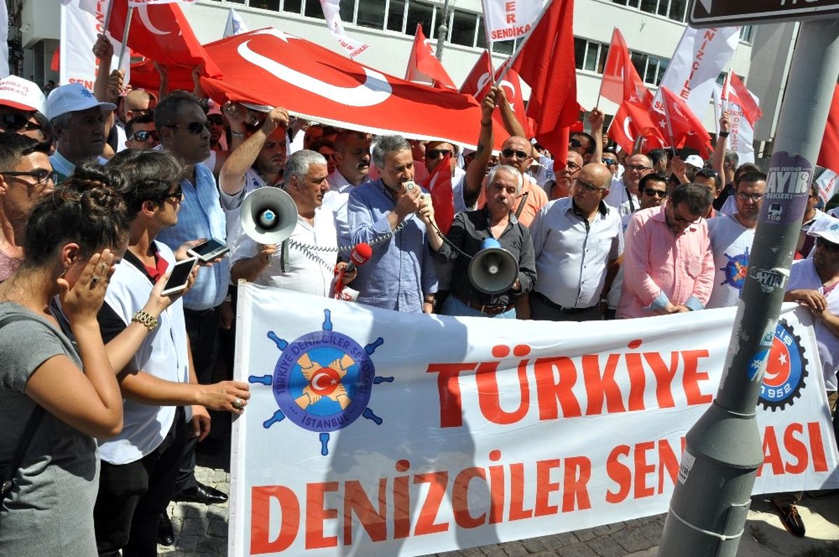 İzmir\'de Denizdeki Grev Devam Ediyor