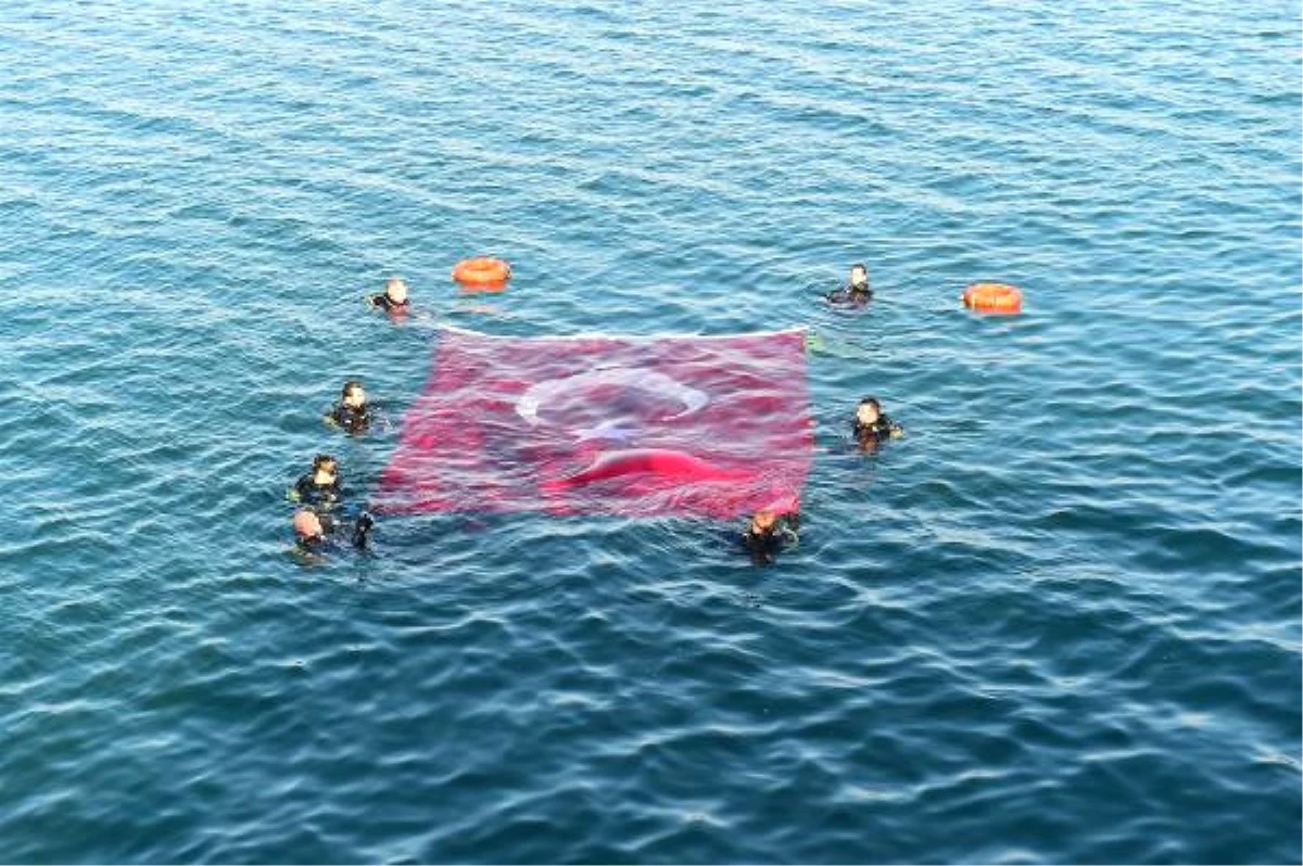 İznik Gölü\'nün Ortasında Dalgıçlar Türk Bayrağı Açtı