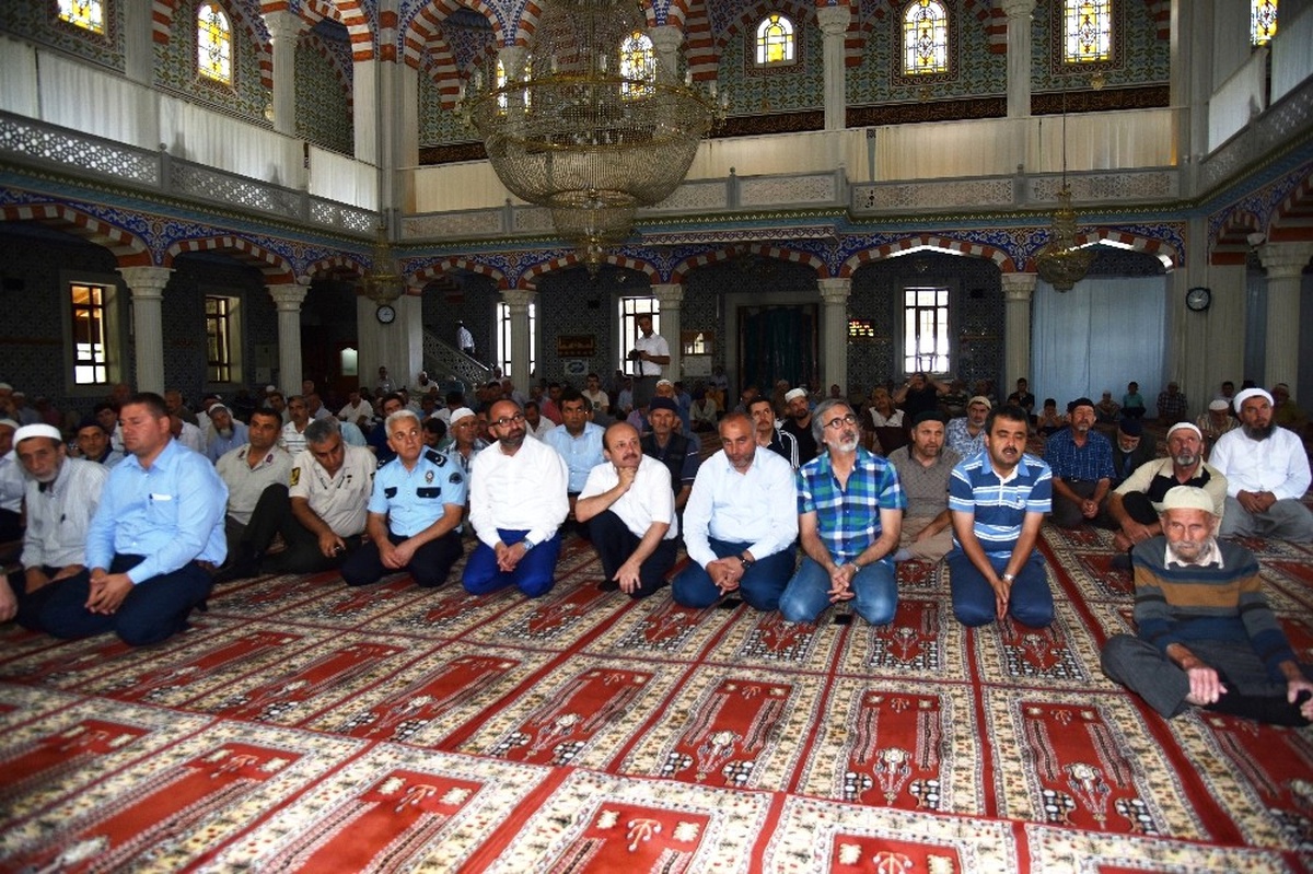 Kartepe\'de Demokrasi Şehitleri İçin Mevlid Okutuldu