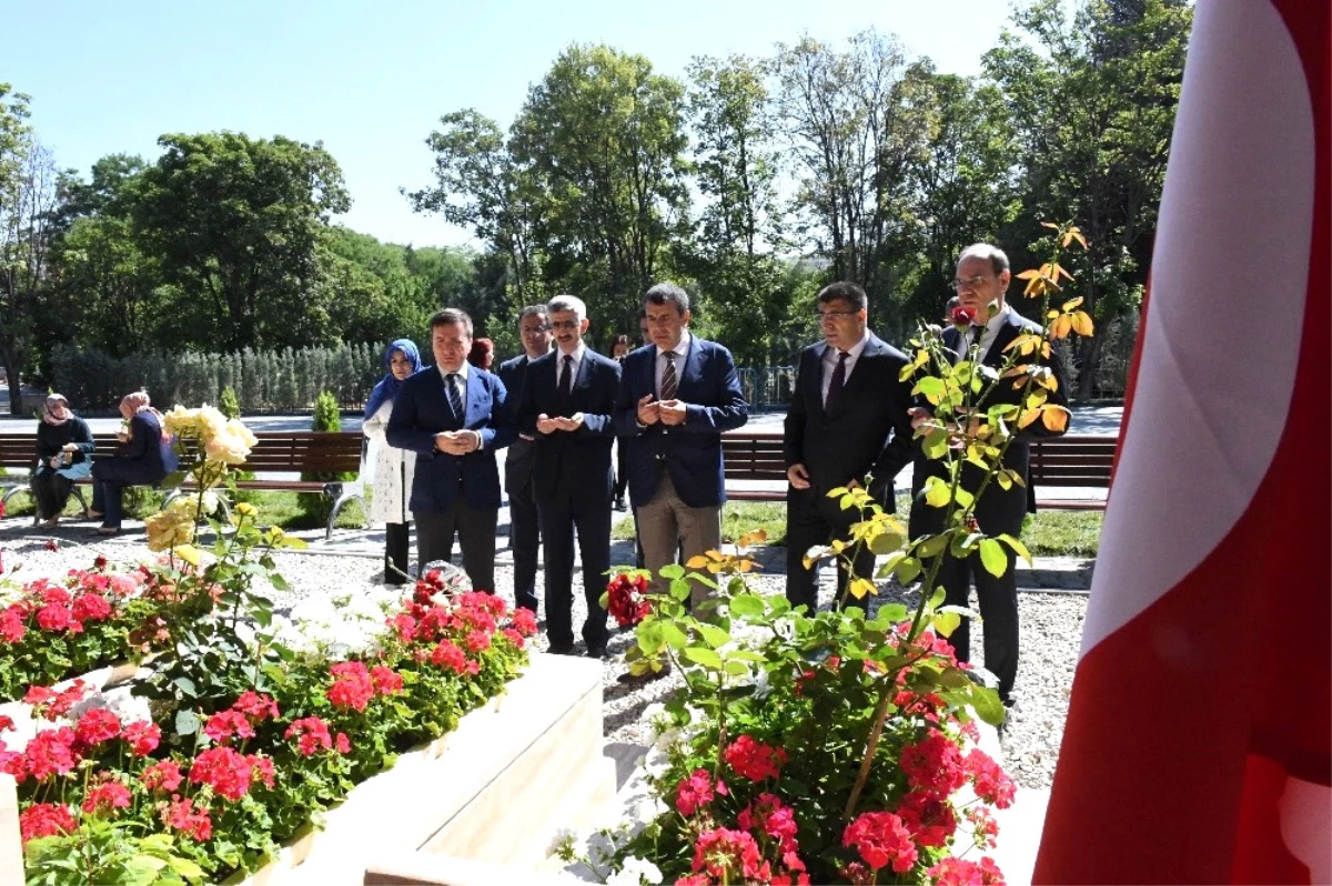 MEB Müsteşarı Tekin\'den 15 Temmuz Şehitlerinin Kabrine Ziyaret