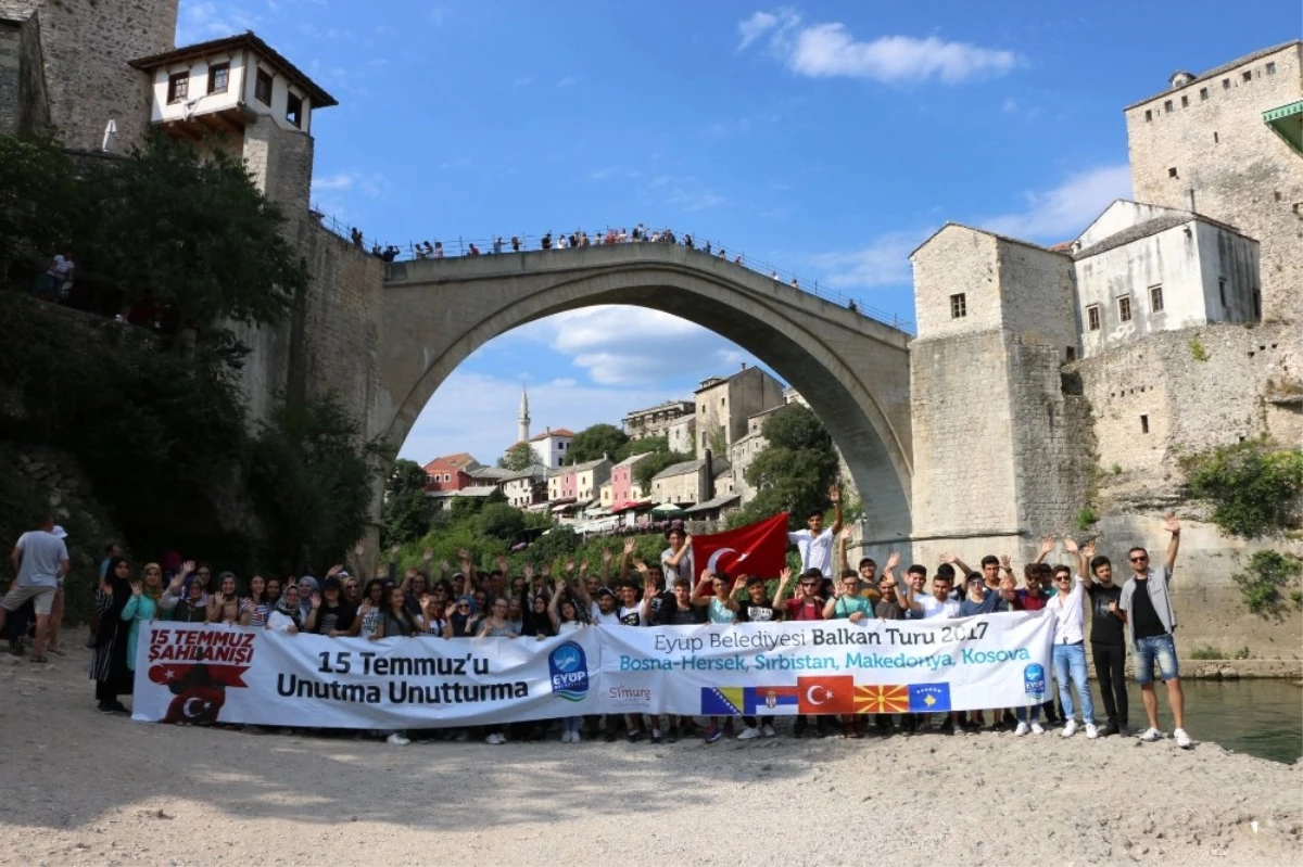 Mostar Köprüsü Önünde "15 Temmuz\'u Unutma, Unutturma" Pankartı Açtılar