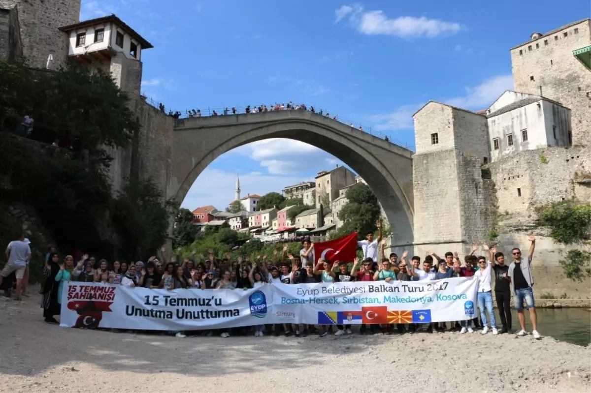 Mostar Köprüsü Önünde "15 Temmuz\'u Unutma, Unutturma" Pankartı Açtılar