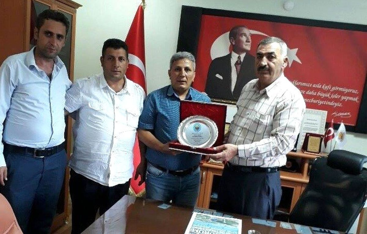 Olur Belediye Başkanı Oktay\'a Ormanağzı Köyü Derneğinden Plaket