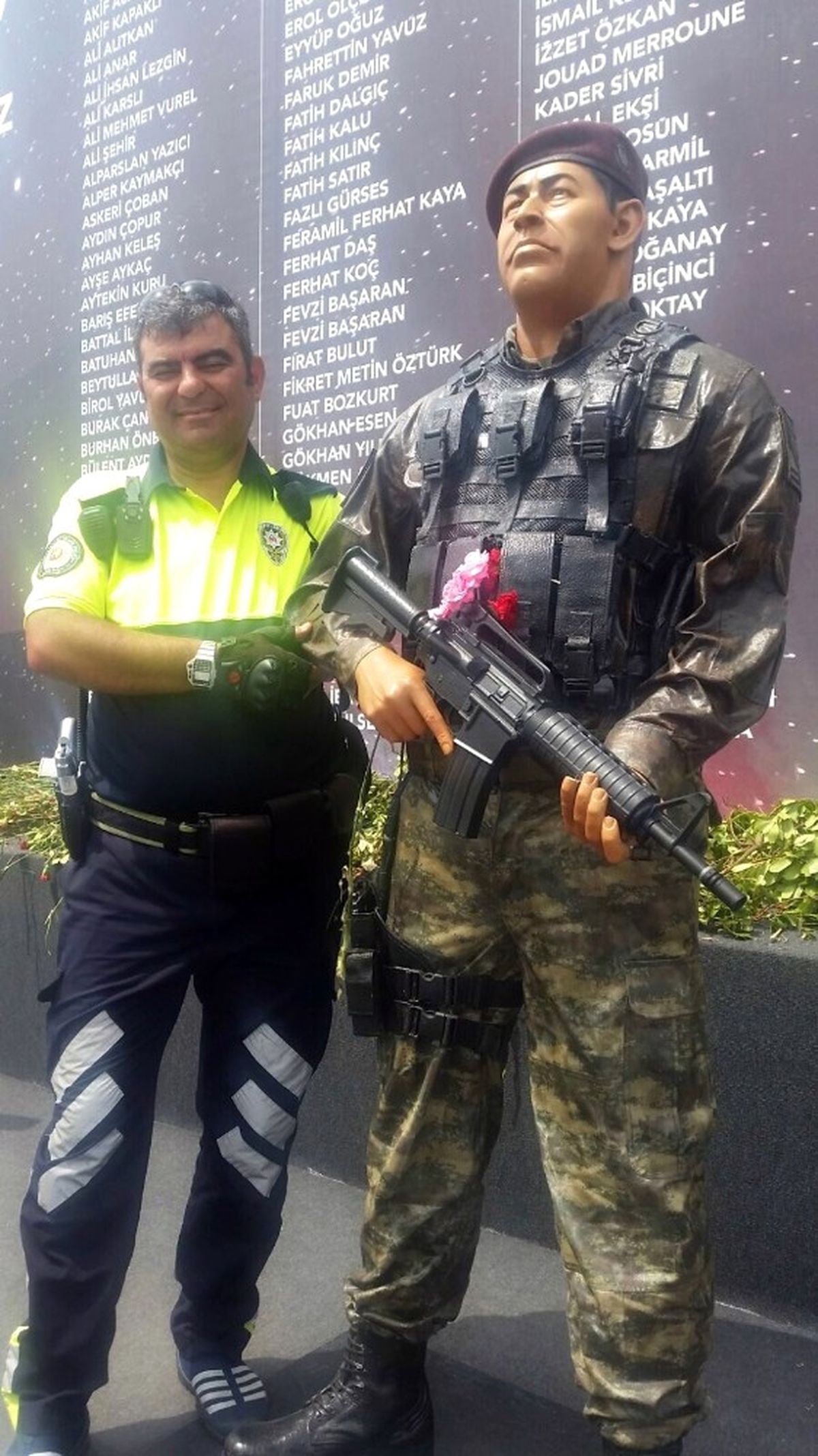 Beyoğlu\'nda Görevli Trafik Polisi Hakan Elbistanlı, 15 Temmuz Şehidi Ömer Halisdemir Heykelinin...