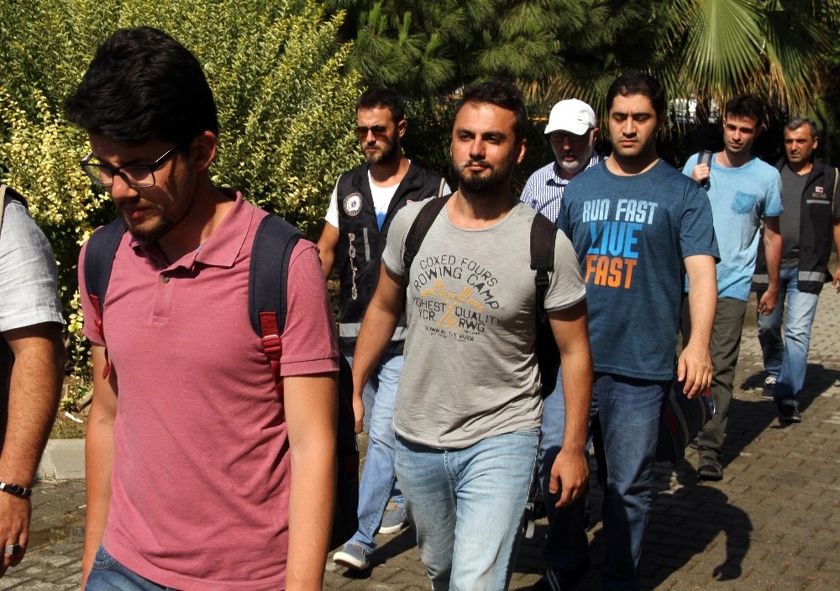 Rodos\'a Kaçmak İsterken Yakalanan 9 Fetö Zanlısından 5\'i Adliyeye Sevk Edildi