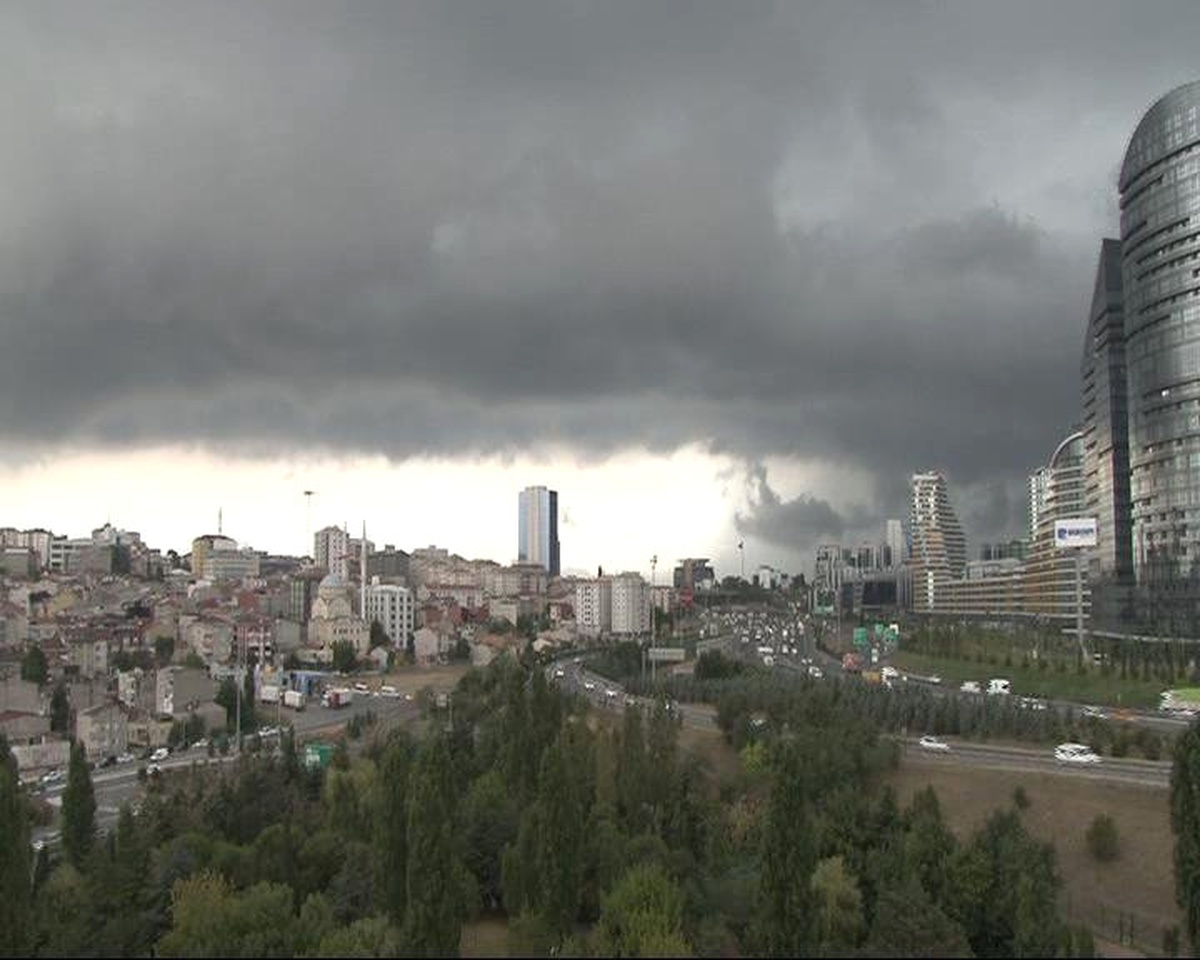 Saat 10.00.. İstanbul\'da Gündüz Geceye Döndü; Yağmur Başladı (2)