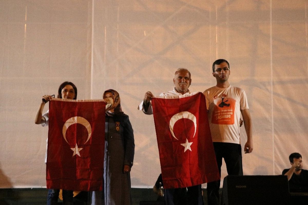 Sakarya\'da \'Demokrasi Nöbeti\' Üçüncü Gününde Devam Etti