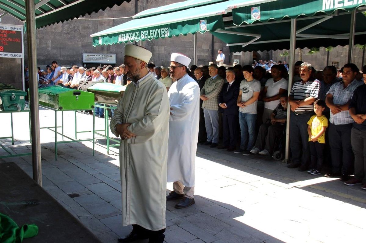 Sakarya\'da Öldürülen Emani El-Rahmun ve Bebeği İçin Gıyabi Cenaze Namazı Kılındı