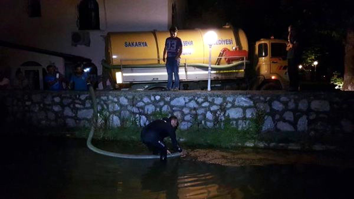 Sapanca Gölü\'nü Besleyen Dereye Araç Devrildi, Sızan Yakıt Temizlendi