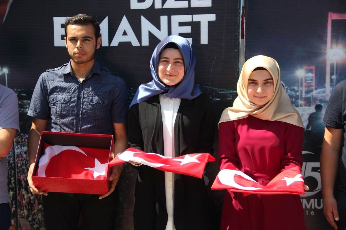 Şehit Ailelerinden Aldıkları Bayrakları Cumhurbaşkanı Erdoğan\'a Götürecekler