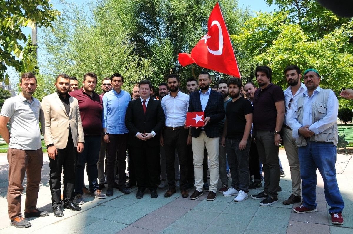 Şehit Ailelerinden Alınan Bayrakları 15 Temmuz\'da Cumhurbaşkanına Götürecek Olan Gençler Uğurlandı