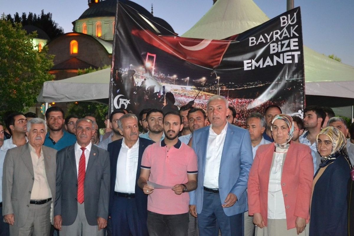Şehit Ailelerinden Alınan Türk Bayrakları Ankara\'ya Götürüldü