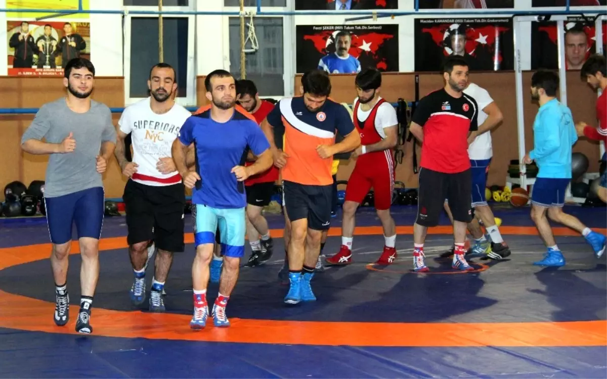 Selçuk Çebi\'den Güreşçilere Moral Ziyareti