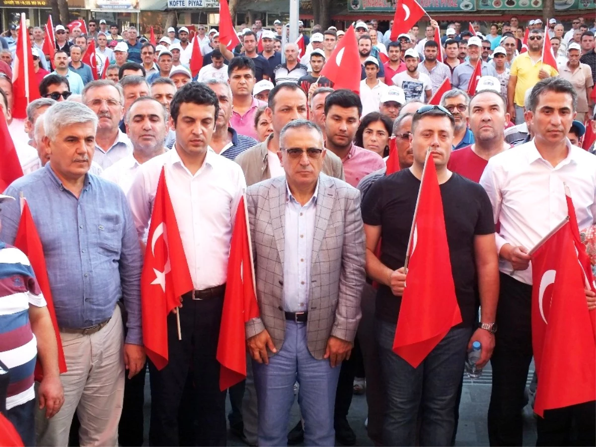 Serik\'te 15 Temmuz Şehitlerini Anma, Demokrasi ve Milli Birlik Yürüyüşü Yapıldı