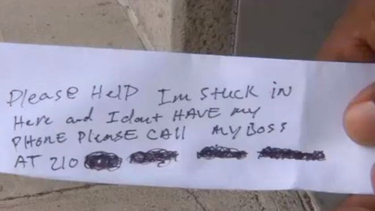 Teksas\'ta Atm\'ye Sıkışan Görevli Yardım Notu Yazarak Kurtuldu