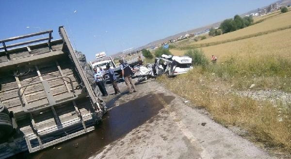 Tır, Otomobil ile Çarpıştı : 3 Ölü 2 Yaralı