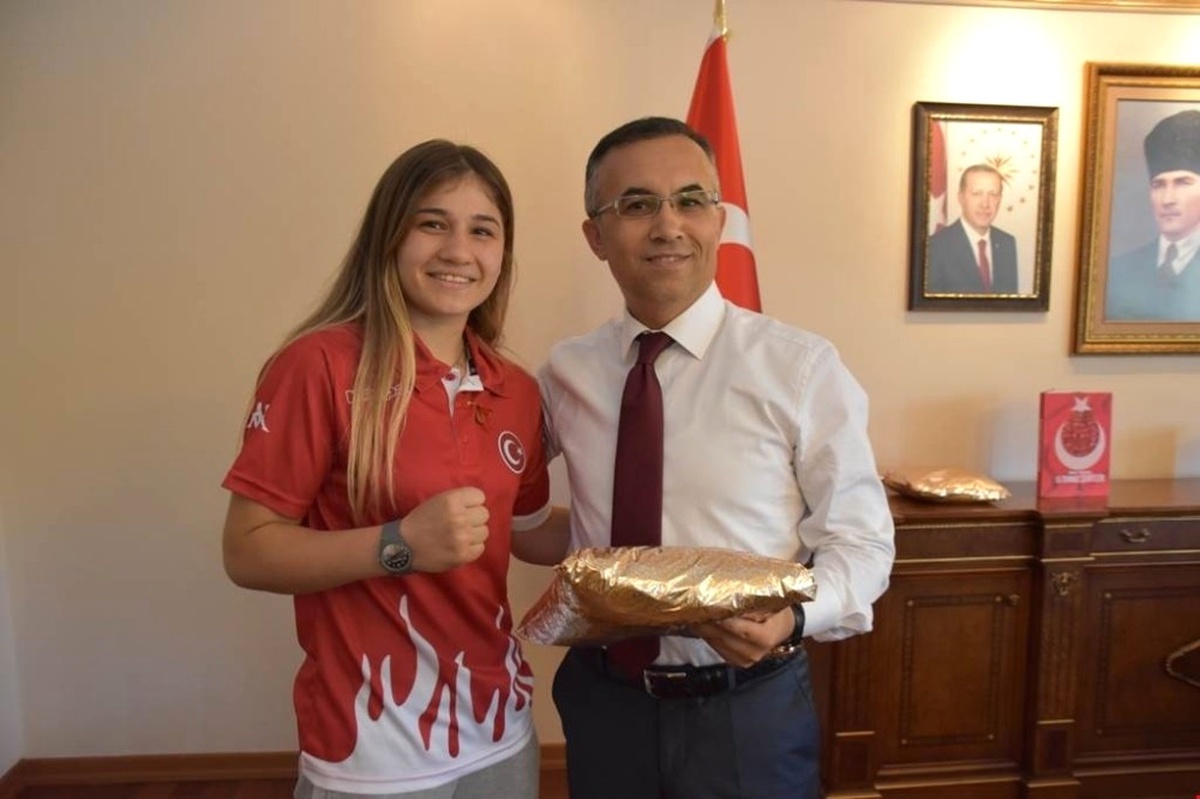 Vali Çeber, Avrupa İkincisi Çağla Aluç\'u Kabul Etti.