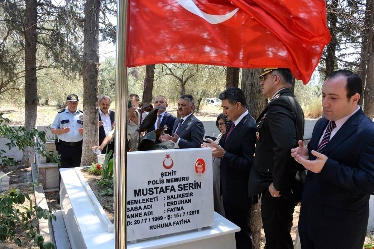 Vali Yazıcı, Şehit Mustafa Serin\'in Ailesini ve Kabrini Ziyaret Etti
