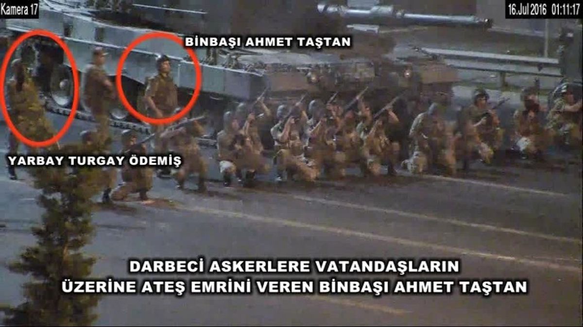 Vatandaşlar İnsan Seli Halinde Darbeci Hainlerin Üzerine Böyle Koştu