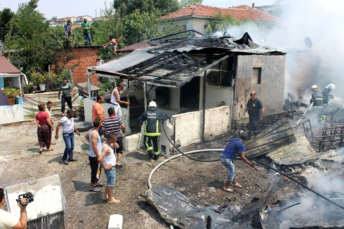Yalova\'da 5 Ev Yandı