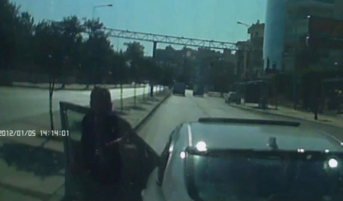 Yol İsteyen Ambulansın Önünü Kapattı