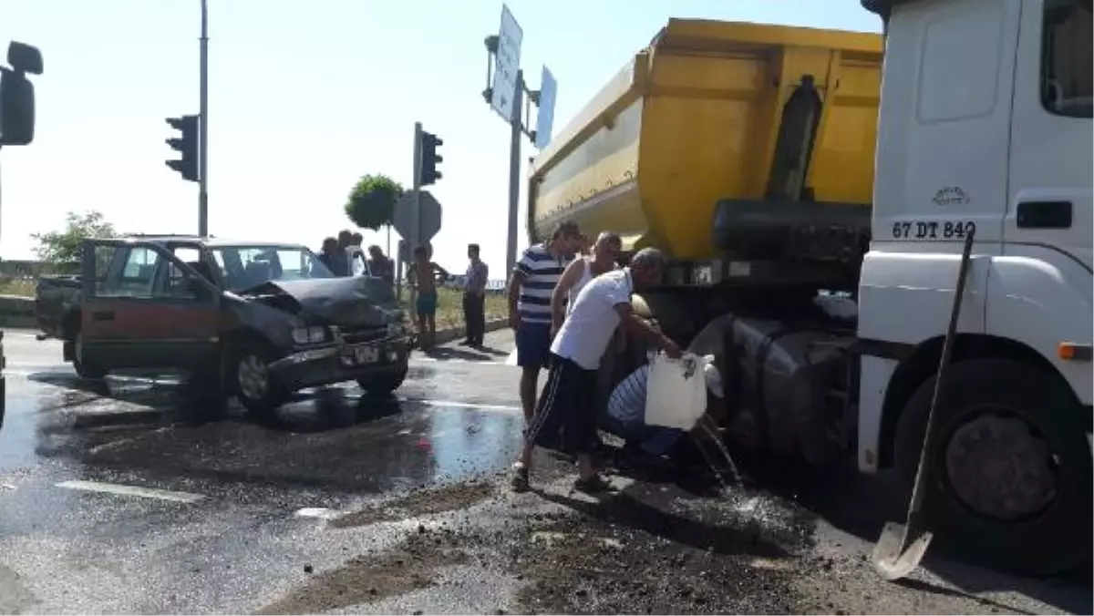 Zonguldak\'ta Kamyonetle Tır Çarpıştı: 2 Yaralı