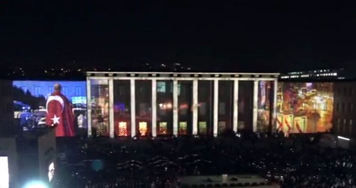 15 Temmuz Destanı Işıklı Videoyla Meclis Duvarlarında Yeniden Canlandı