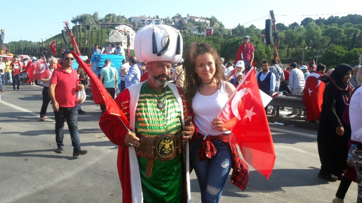 15 Temmuz Şehitler Köprüsü Kırmızı Beyaza Büründü