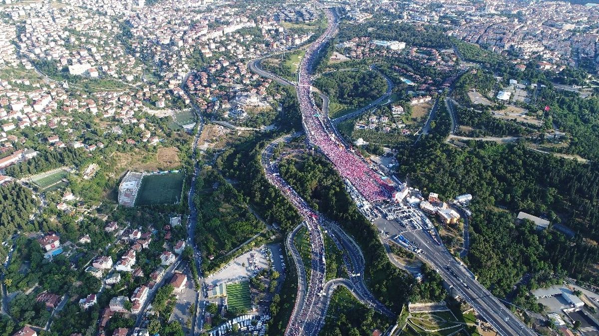 15 Temmuz Şehitler Köprüsü\'ndeki Yüzbinlerce İnsan Havadan Görüntülendi