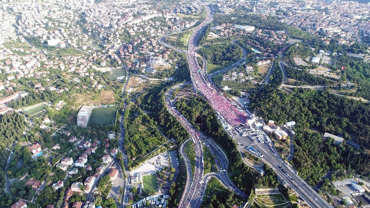 15 Temmuz Şehitler Köprüsü\'ne Akan İnsan Seli Havadan Görüntülendi