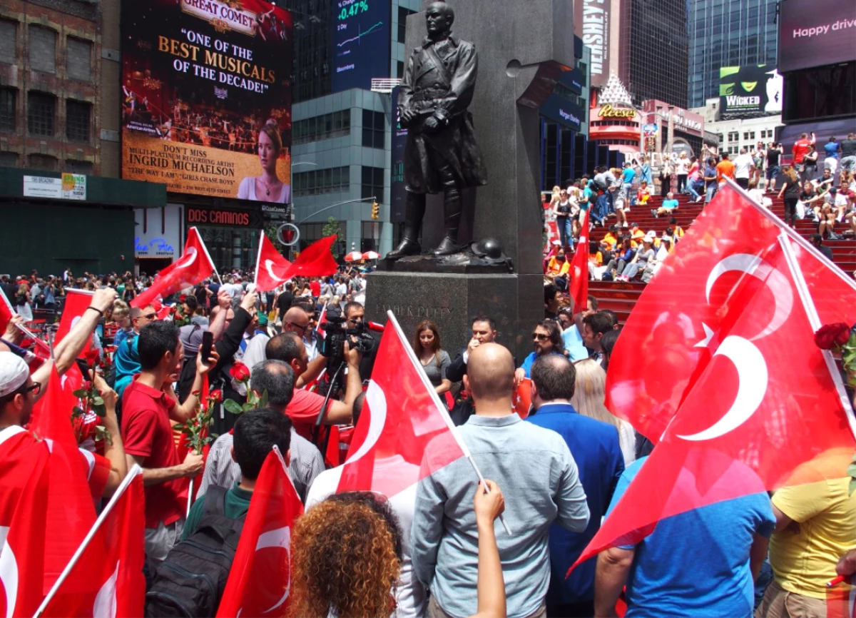 15 Temmuz Afişlerini Yasaklayan ABD\'de Türkler Şehitler İçin Sokağa Döküldü