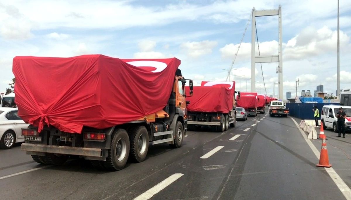 15 Temmuz\'un Sembollerinden Kamyonlar, 15 Temmuz Şehitler Köprüsü\'nden Geçti