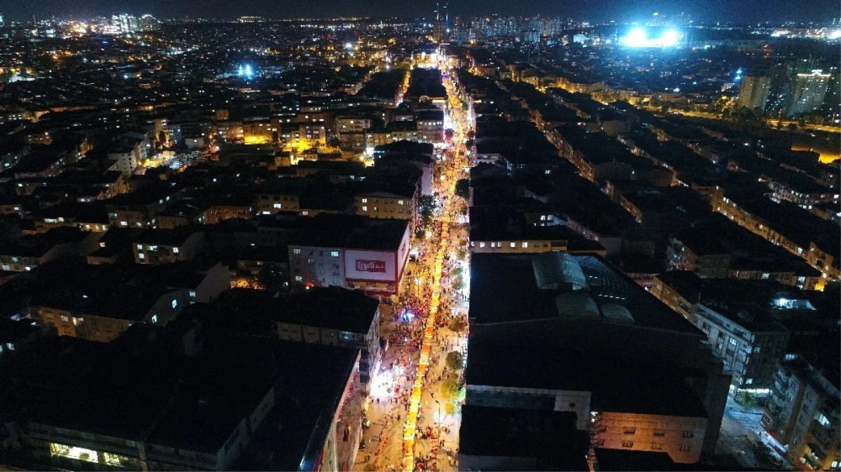 15 Temmuz\'un Yıl Dönümünde 2016 Metrelik Türk Bayrağı Taşıyan Binlerce Vatandaş Havadan Görüntülendi