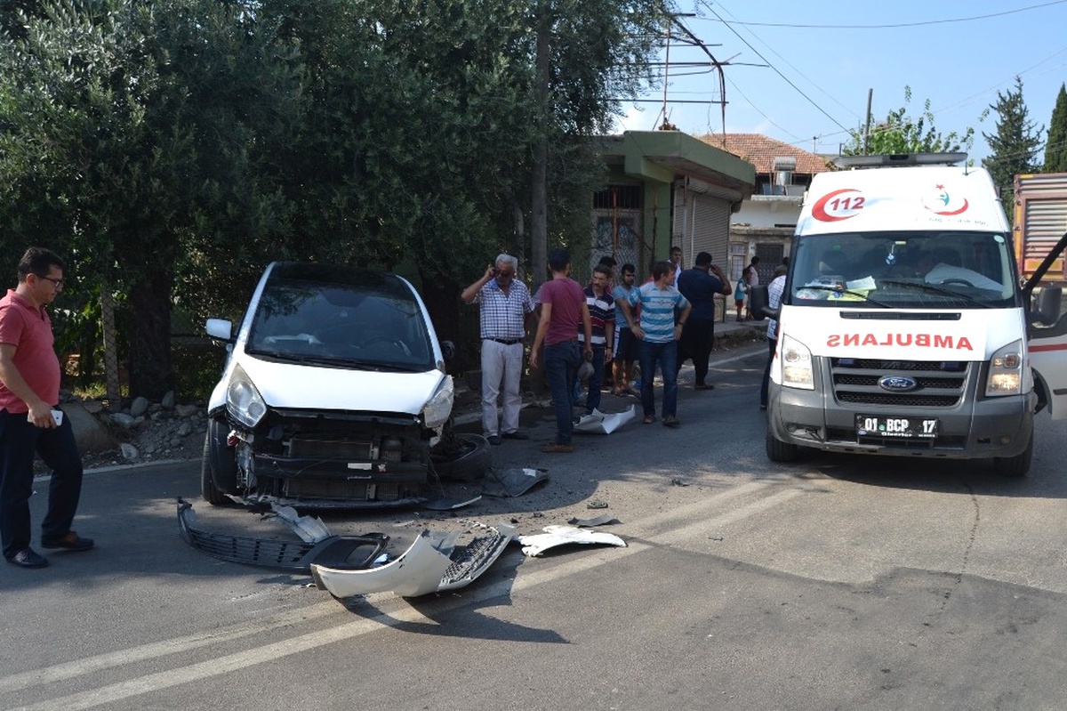 Adana\'da Otomobil Tır ile Çarpıştı: 1 Yaralı