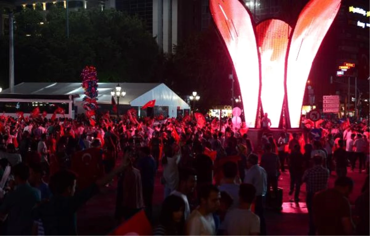 Ankara\'da Vatandaşlar Farklı Noktalarda Toplandı