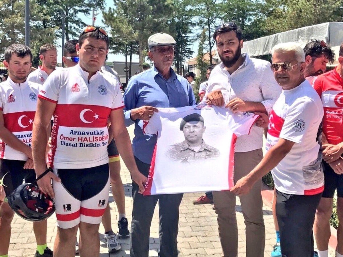 Arnavutköy\'den Yola Çıkan Bisikletliler Şehit Ömer Halisdemir\'in Kabrine Ulaştı