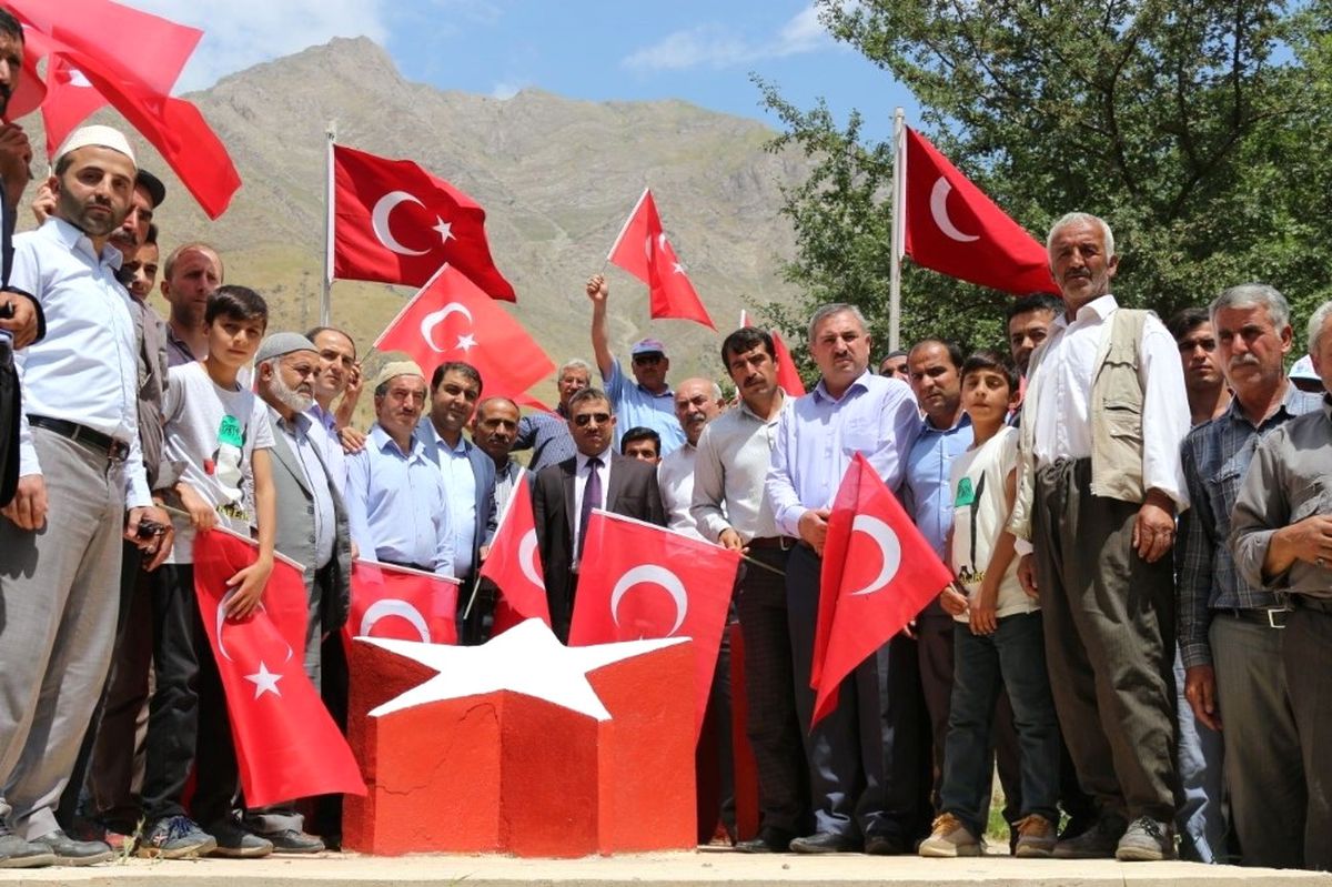 Bahçesaray İlçesinde \'15 Temmuz\' Yürüyüşü