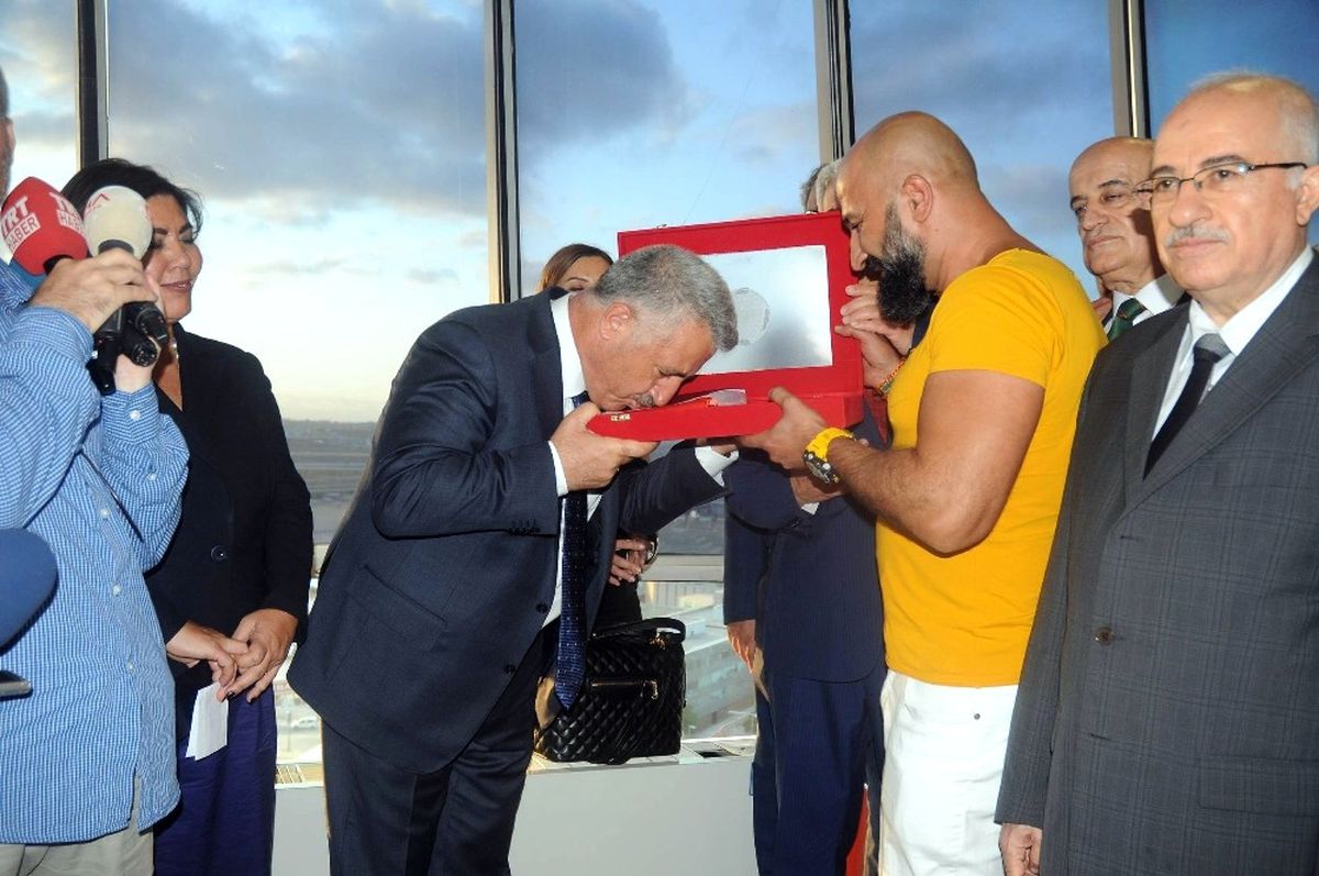 Bakan Arslan\'dan Atatürk Havalimanı Kule Çalışanlarına Ziyaret