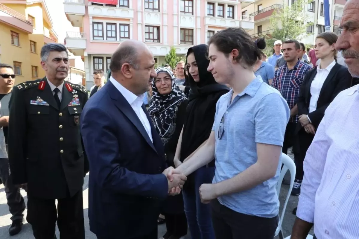 Bakan Işık, 15 Temmuz\'un İlk Asker Şehidinin Ailesini Ziyaret Etti