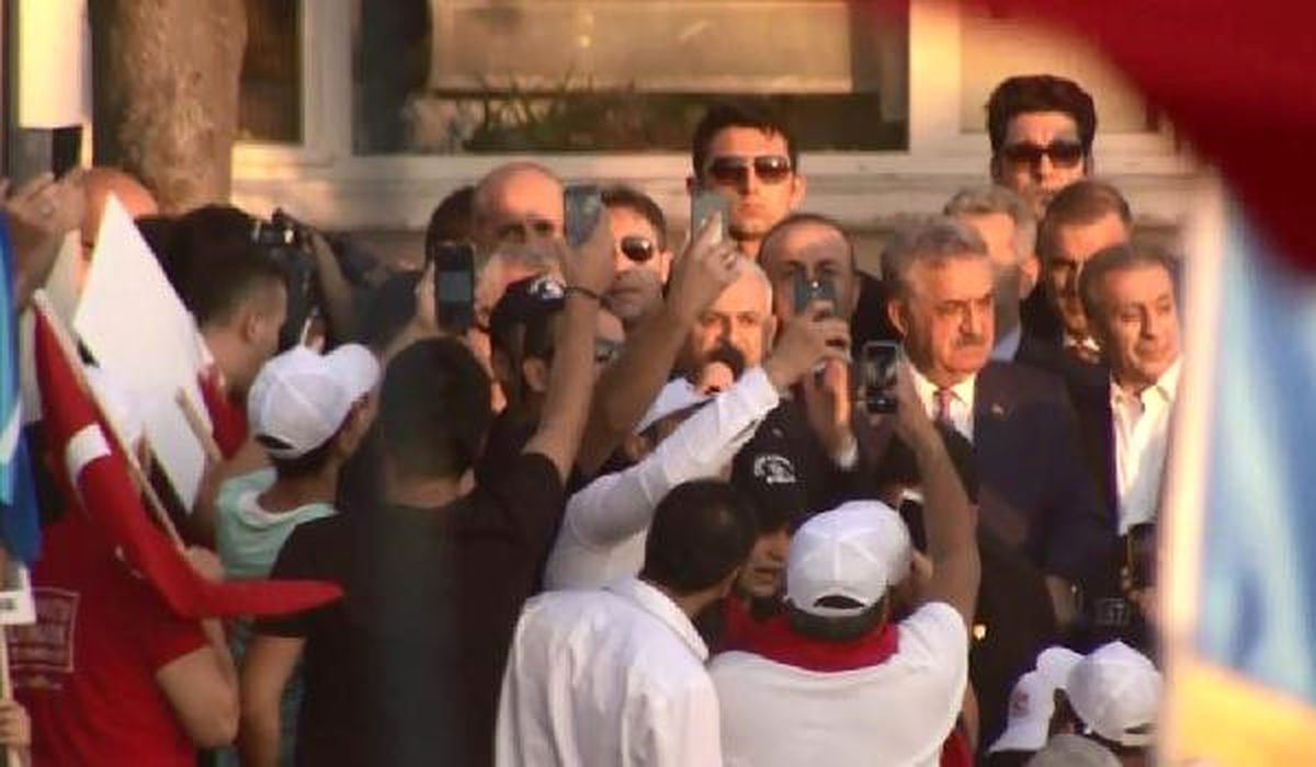 Başbakan Yıldırım, Çengelköy\'den Köprüye Yürüyor (1)