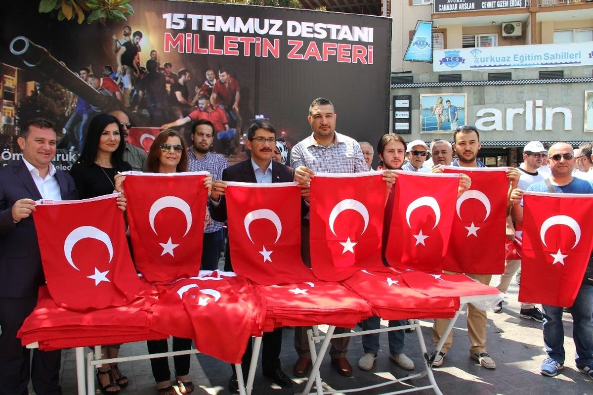 Başkan Çelik Vatandaşlara Bayrak Dağıttı