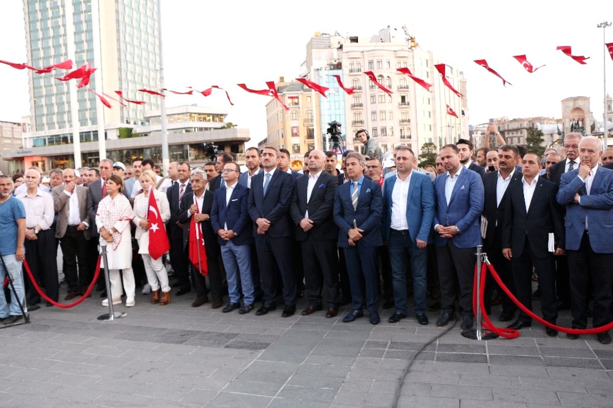 Beyoğlu\'nda Halisdemir\'in Heykeline ve İha\'nın 15 Temmuz Fotoğraflarına Yoğun İlgi