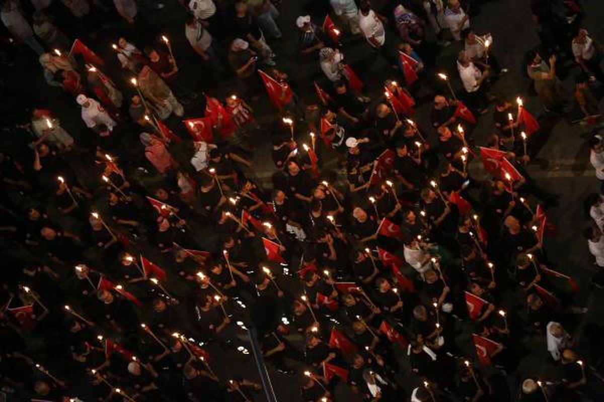 Binlerce Antalyalı Darbeye Karşı Yürüdü