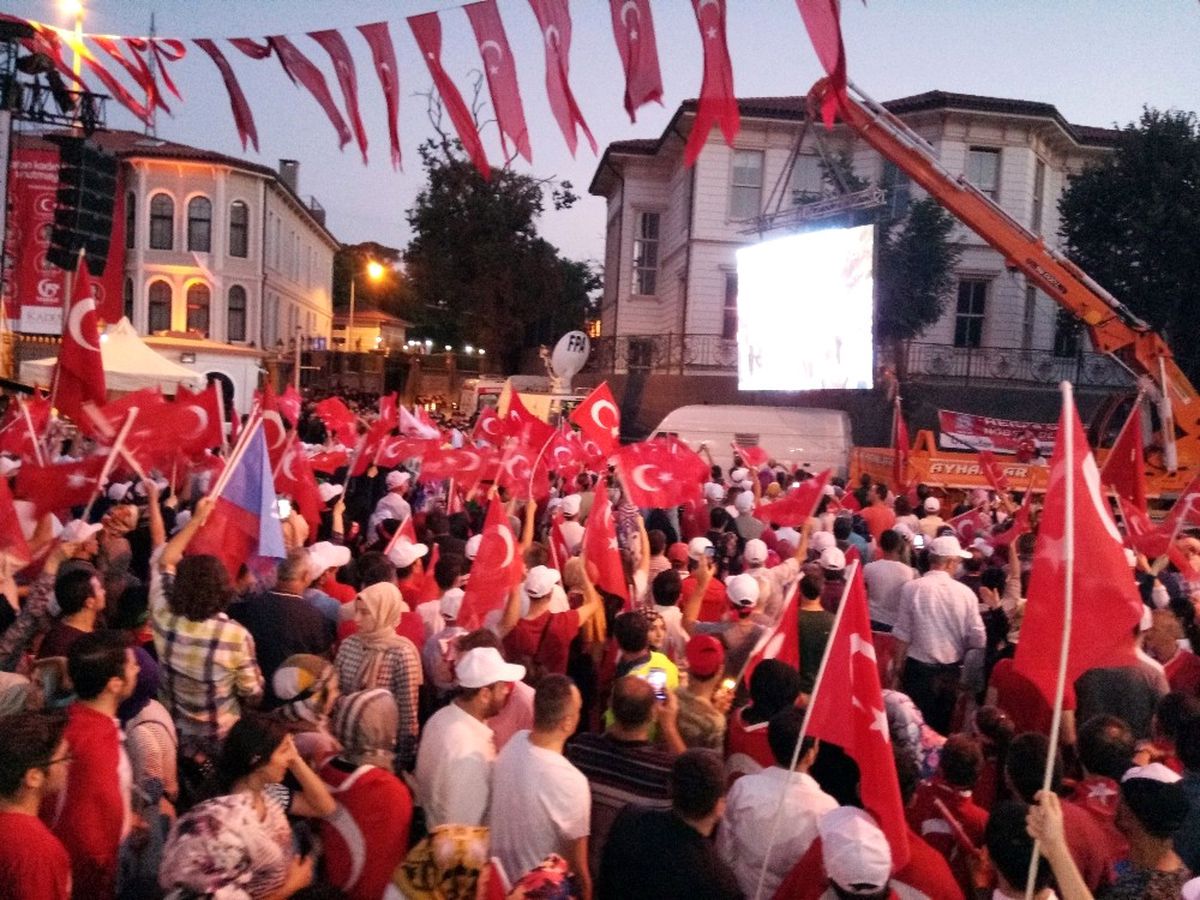 Binlerce Vatandaş Kısıklı\'da Demokrasi Nöbetinde