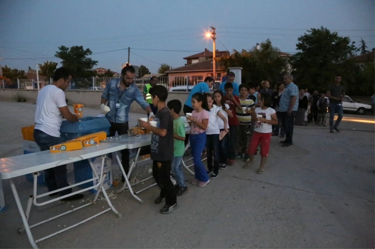 Cenaze İşleri\'nin Oyuncuları Sokak Sinemalarında