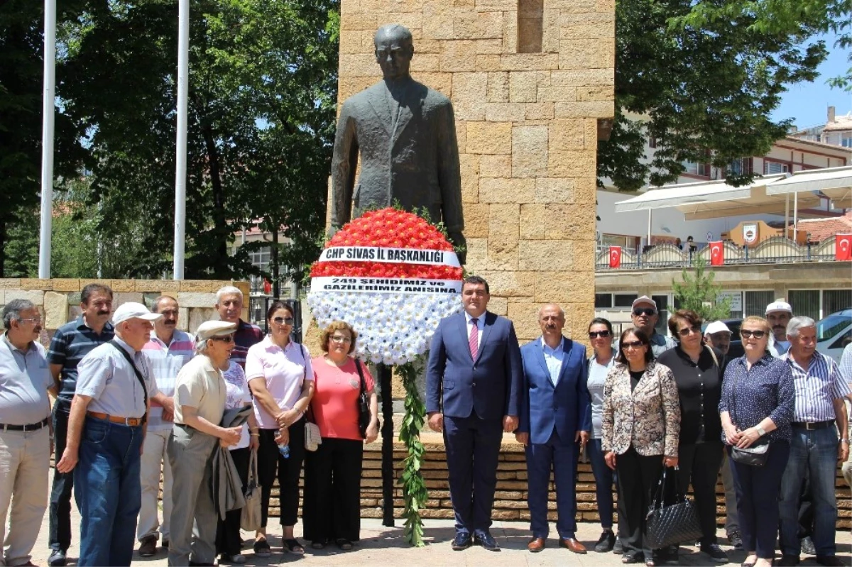 CHP 15 Temmuz\'un Yıl Dönümünde Anıta Çelenk Sundu